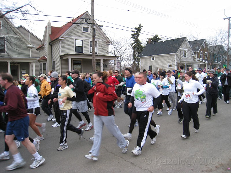 Shamrocks-Shenanagians-08 135.jpg - Back in the pace, only about 800 people in front of me.
